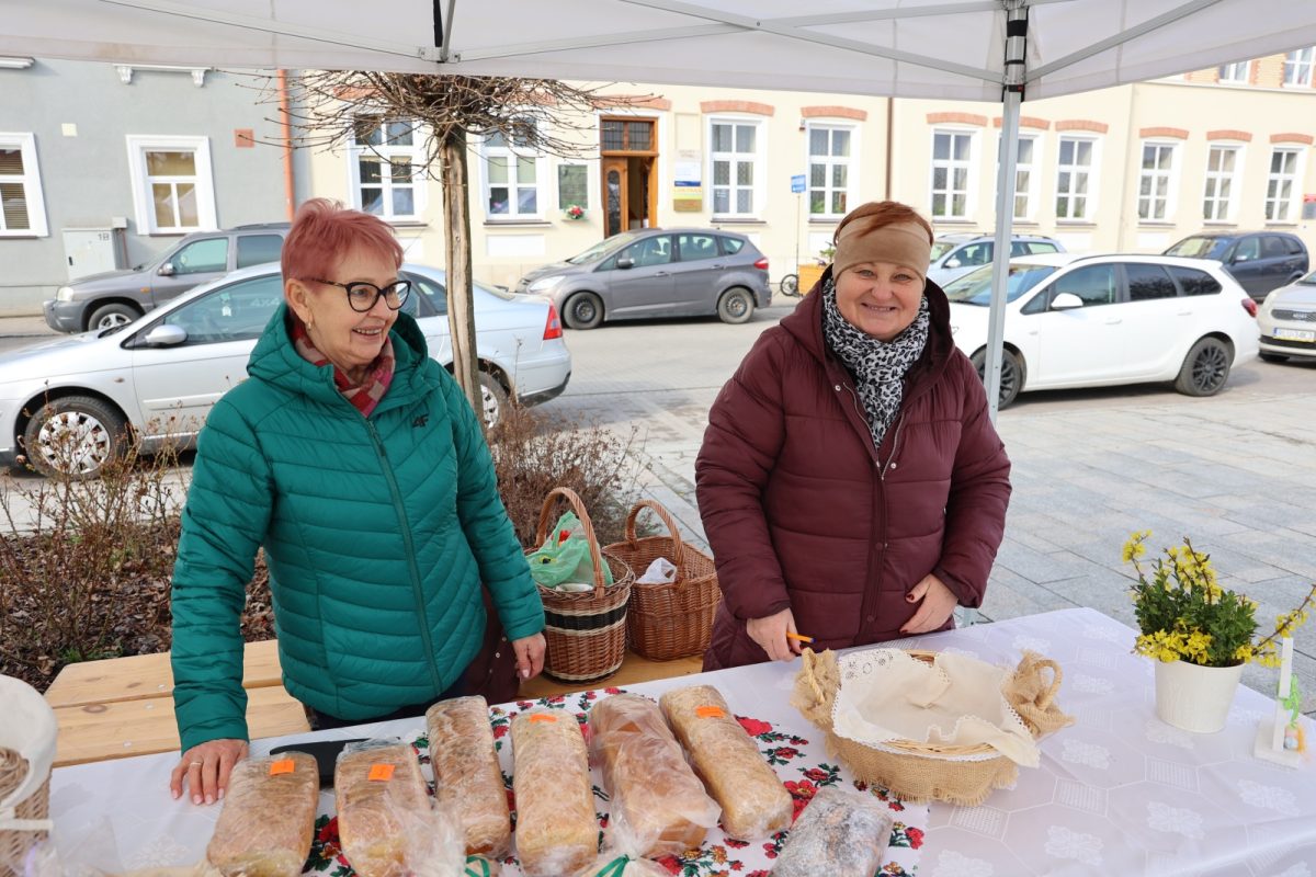 Obraz przedstawiający Pisanki, stroiki i domowe wypieki na kiermaszu w Lubaczowie [ZDJĘCIA]