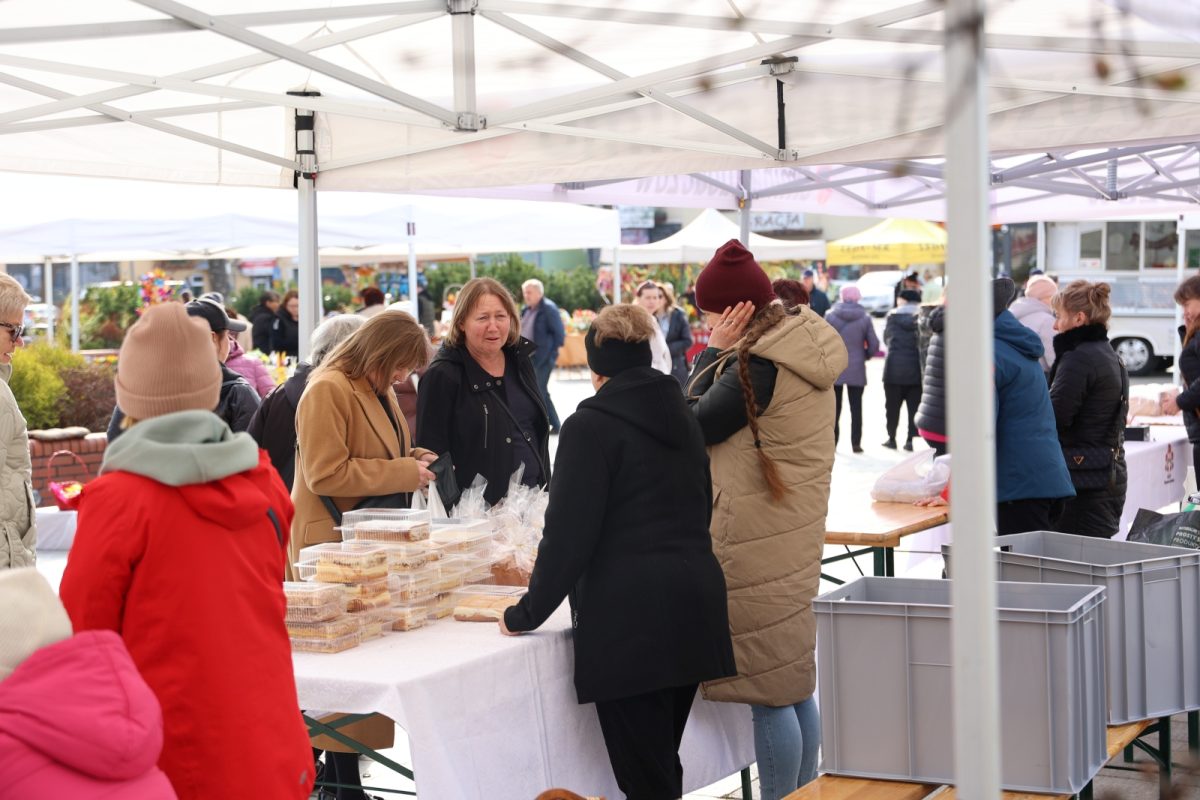 Obraz przedstawiający Pisanki, stroiki i domowe wypieki na kiermaszu w Lubaczowie [ZDJĘCIA]
