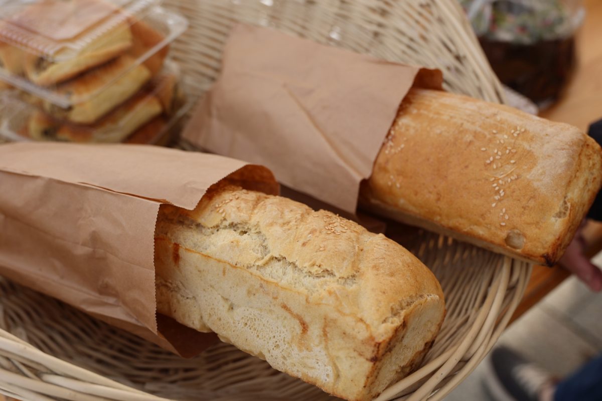 Obraz przedstawiający Pisanki, stroiki i domowe wypieki na kiermaszu w Lubaczowie [ZDJĘCIA]