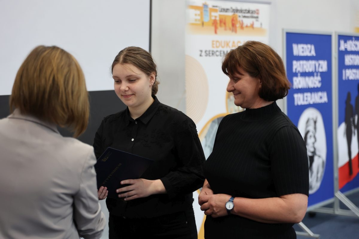 Obraz przedstawiający Stypendia oraz konkurs "Jestem KOŚCIUSZKO" w lubaczowskim liceum