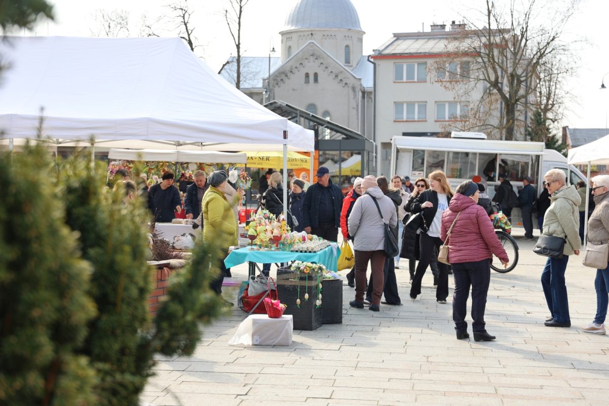Obraz przedstawiający Pisanki, stroiki i domowe wypieki na kiermaszu w Lubaczowie [ZDJĘCIA]