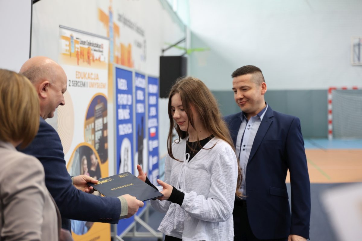 Obraz przedstawiający Stypendia oraz konkurs "Jestem KOŚCIUSZKO" w lubaczowskim liceum