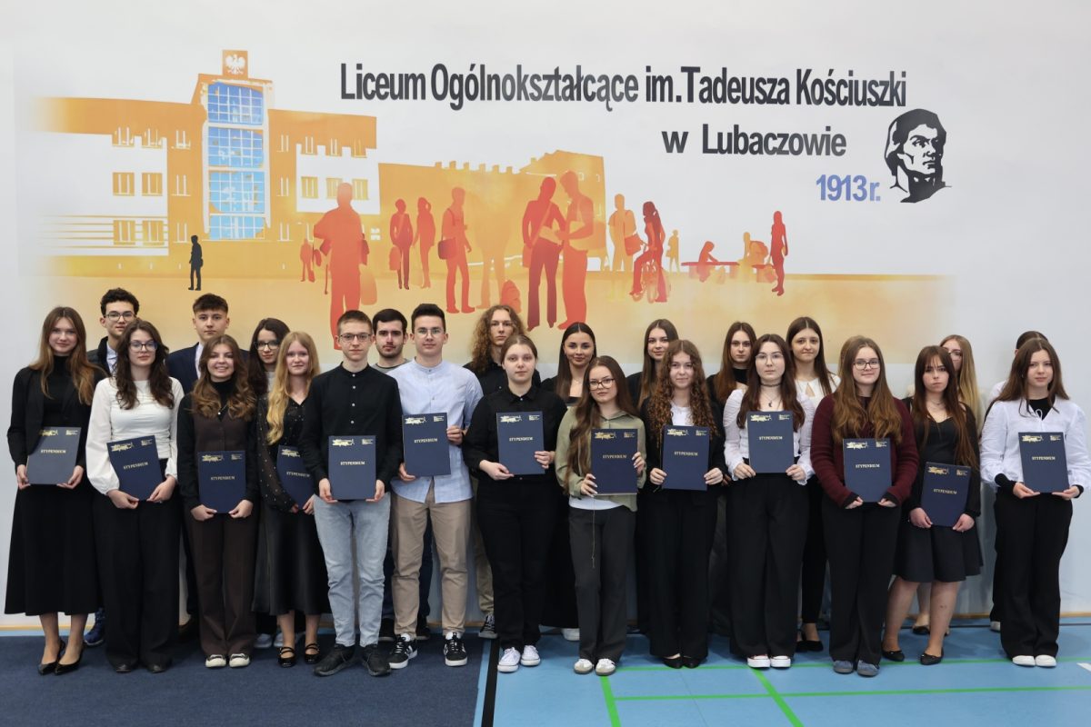Obraz przedstawiający Stypendia oraz konkurs "Jestem KOŚCIUSZKO" w lubaczowskim liceum