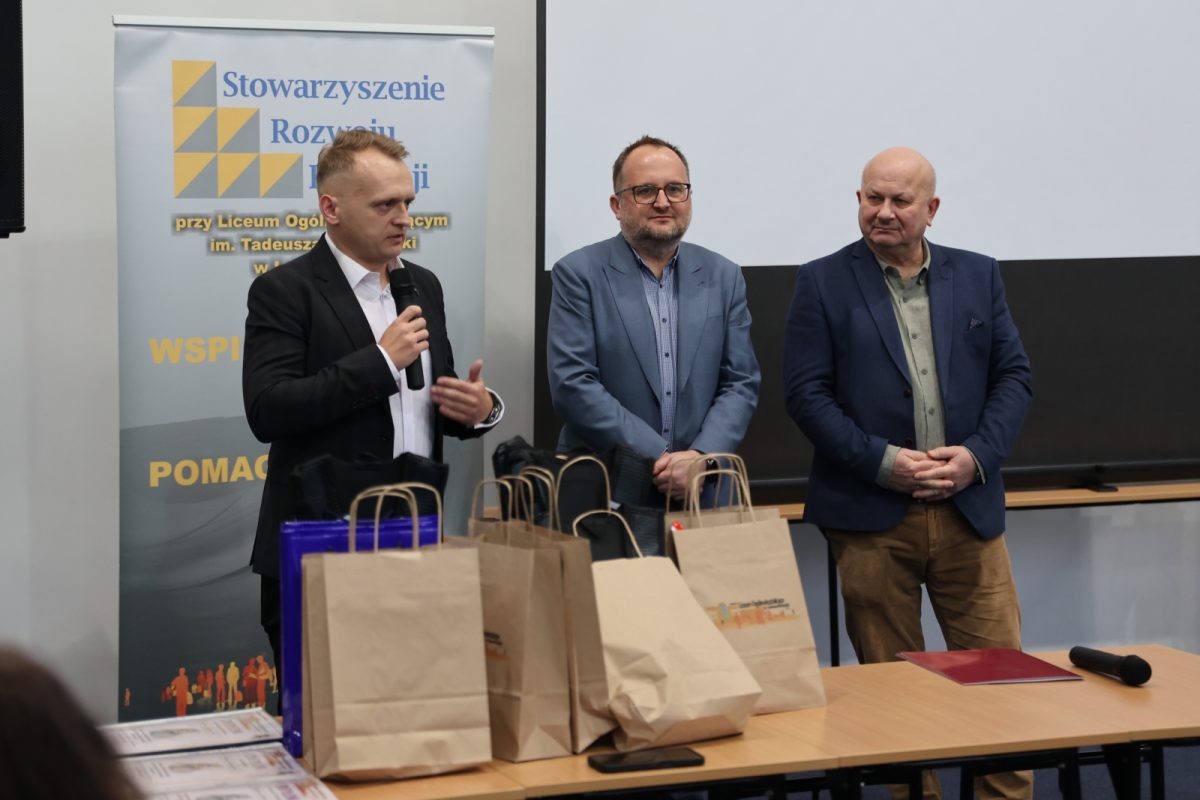 Obraz przedstawiający Stypendia oraz konkurs "Jestem KOŚCIUSZKO" w lubaczowskim liceum