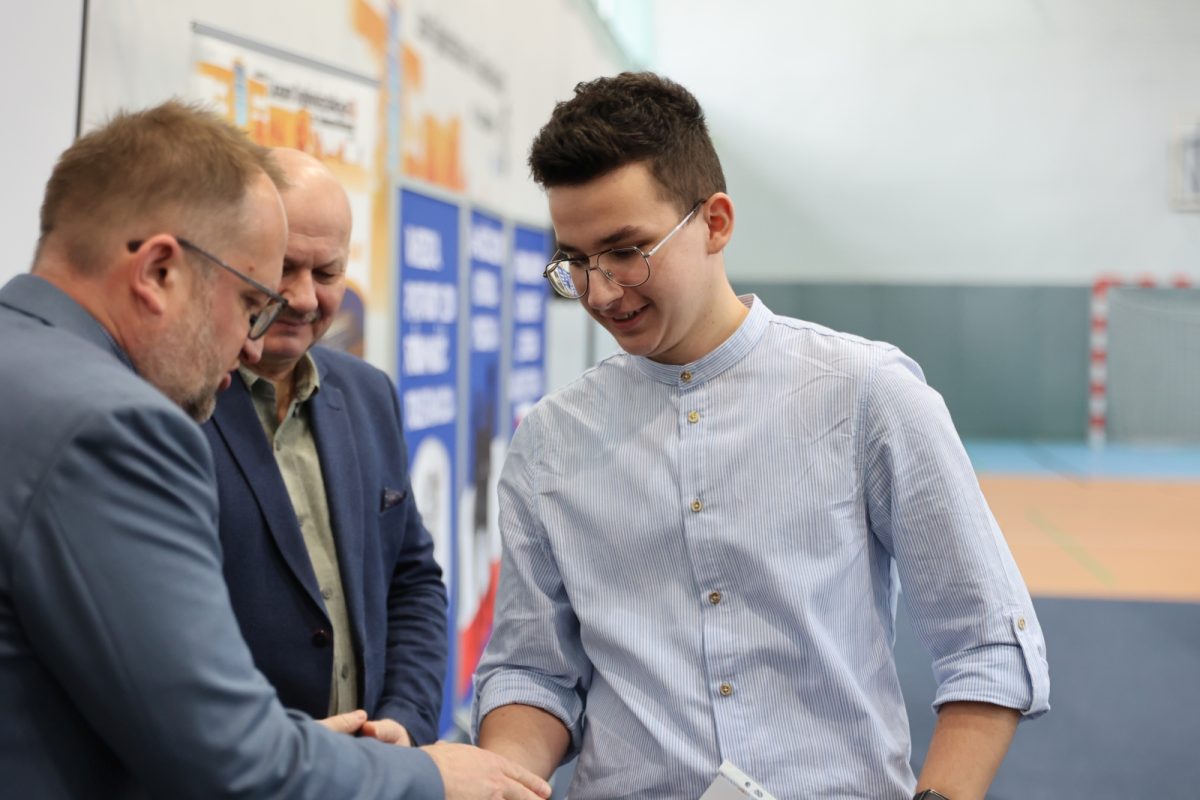 Obraz przedstawiający Stypendia oraz konkurs "Jestem KOŚCIUSZKO" w lubaczowskim liceum