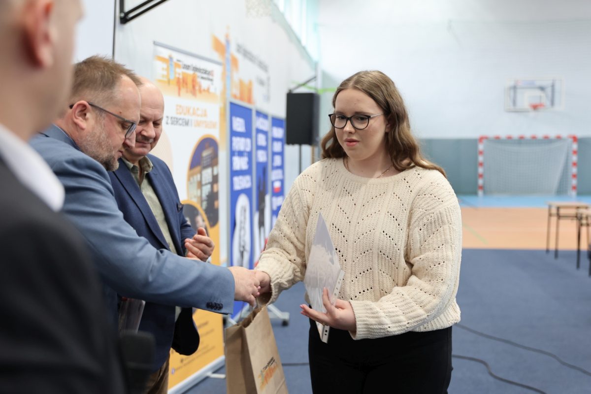 Obraz przedstawiający Stypendia oraz konkurs "Jestem KOŚCIUSZKO" w lubaczowskim liceum