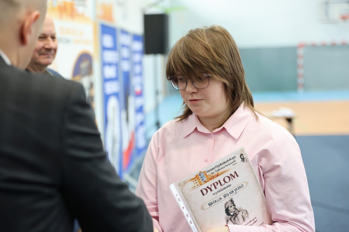 Obraz przedstawiający Stypendia oraz konkurs "Jestem KOŚCIUSZKO" w lubaczowskim liceum