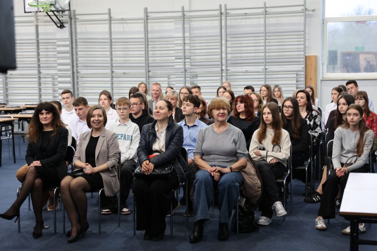 Obraz przedstawiający Stypendia oraz konkurs "Jestem KOŚCIUSZKO" w lubaczowskim liceum