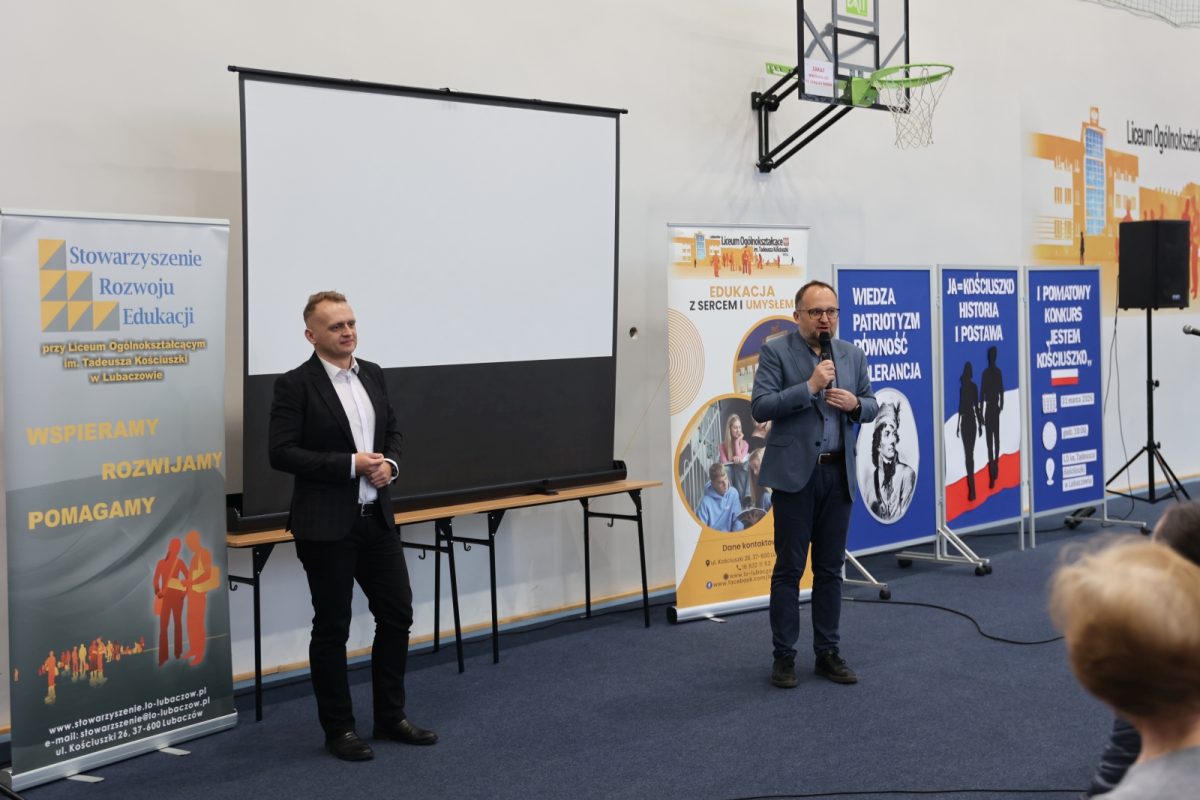 Obraz przedstawiający Stypendia oraz konkurs "Jestem KOŚCIUSZKO" w lubaczowskim liceum