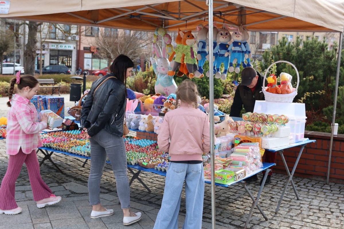 Obraz przedstawiający Pisanki, stroiki i domowe wypieki na kiermaszu w Lubaczowie [ZDJĘCIA]