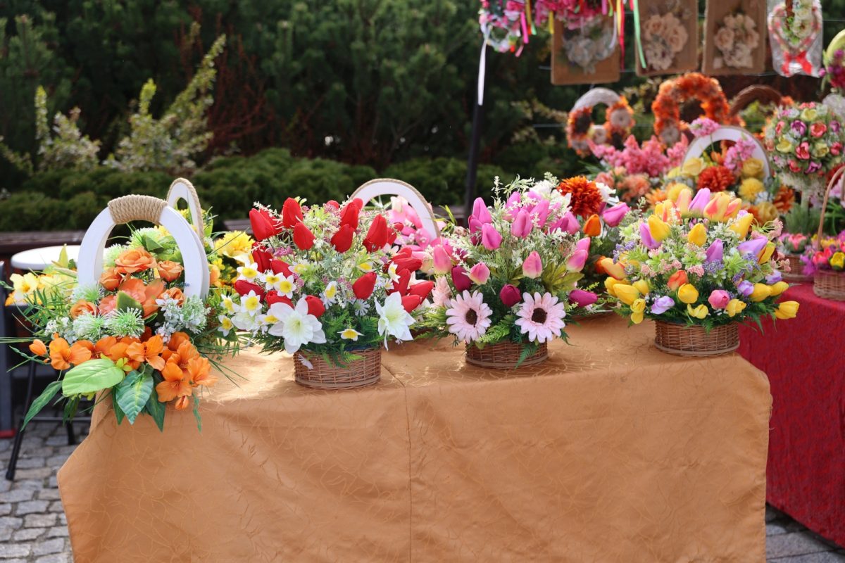 Obraz przedstawiający Pisanki, stroiki i domowe wypieki na kiermaszu w Lubaczowie [ZDJĘCIA]