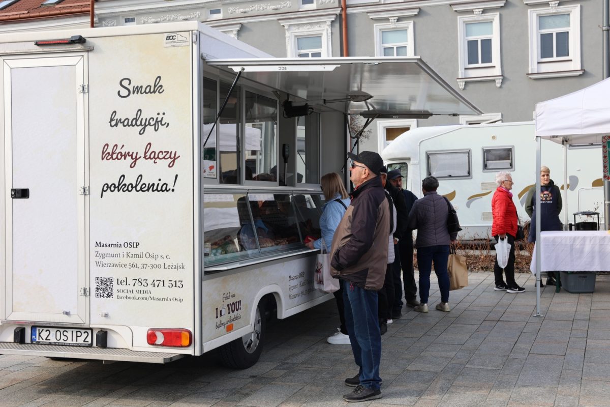 Obraz przedstawiający Pisanki, stroiki i domowe wypieki na kiermaszu w Lubaczowie [ZDJĘCIA]