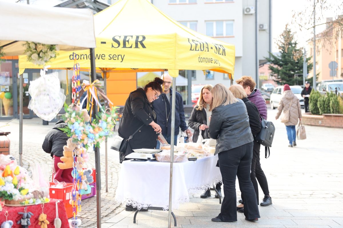 Obraz przedstawiający Pisanki, stroiki i domowe wypieki na kiermaszu w Lubaczowie [ZDJĘCIA]