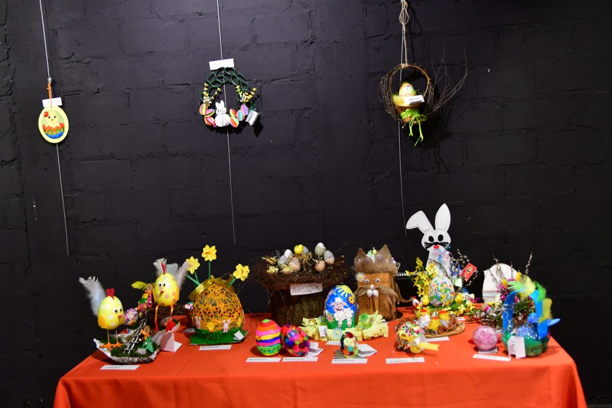 Obraz przedstawiający Pisanki i stroiki pełne tradycji i pomysłowości nagrodzone