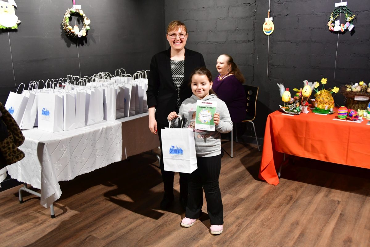 Obraz przedstawiający Pisanki i stroiki pełne tradycji i pomysłowości nagrodzone