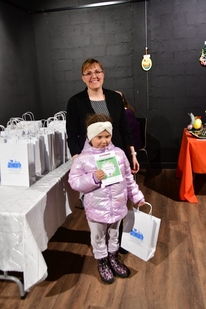 Obraz przedstawiający Pisanki i stroiki pełne tradycji i pomysłowości nagrodzone