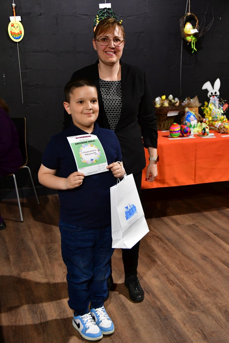 Obraz przedstawiający Pisanki i stroiki pełne tradycji i pomysłowości nagrodzone