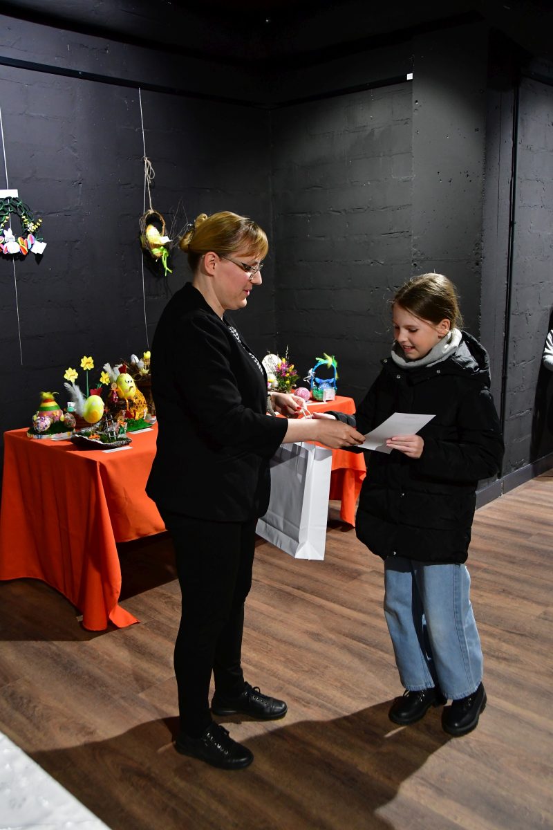 Obraz przedstawiający Pisanki i stroiki pełne tradycji i pomysłowości nagrodzone